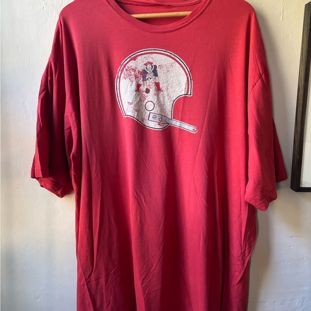 Vintage Red Patriots Football NFL Reebok Helmet Graphic Tee Shirt